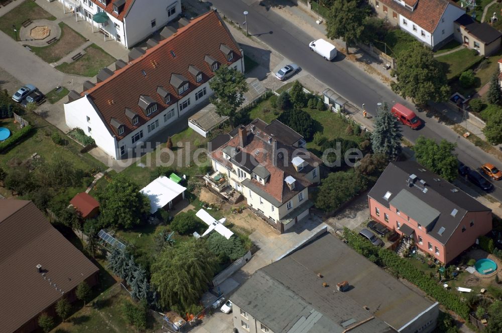 Luftaufnahme Berlin - Flugzeug im Wohngebiets- und Gewerbeflächen im Ortsteil Wartenberg in Berlin, Deutschland