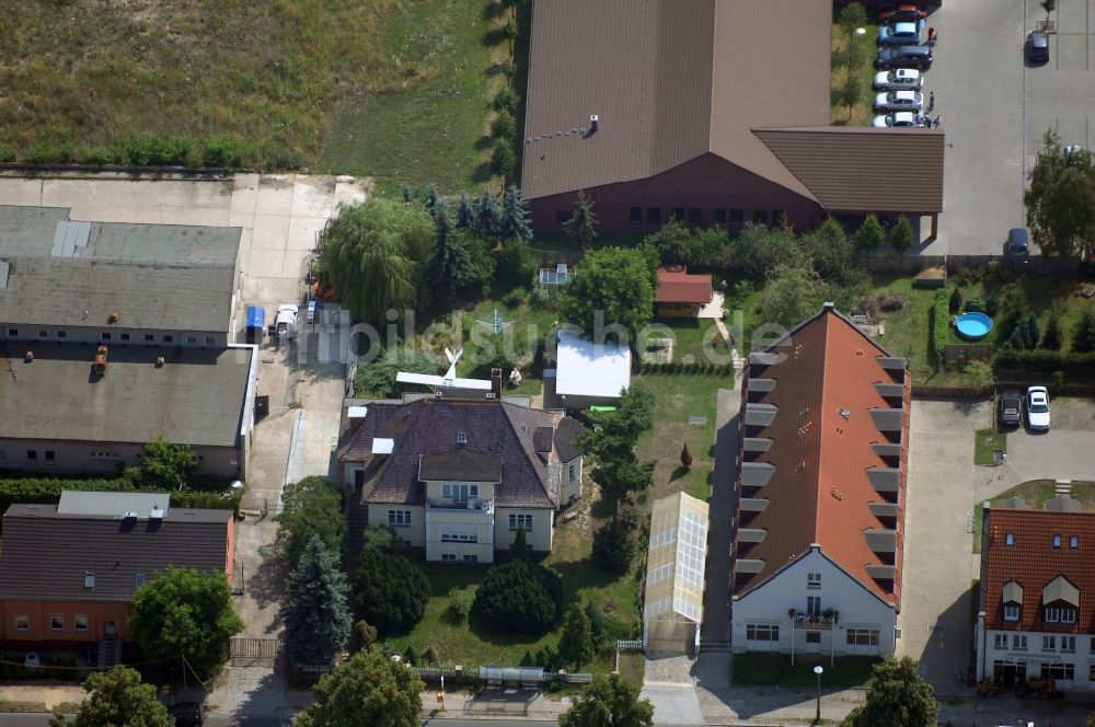 Berlin von oben - Flugzeug im Wohngebiets- und Gewerbeflächen im Ortsteil Wartenberg in Berlin, Deutschland