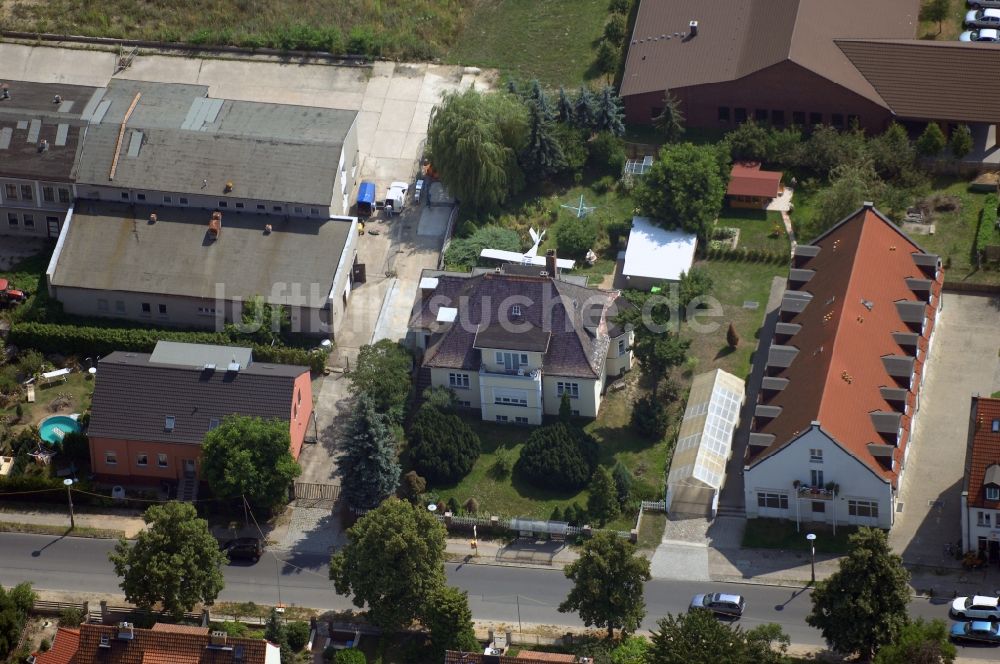 Berlin aus der Vogelperspektive: Flugzeug im Wohngebiets- und Gewerbeflächen im Ortsteil Wartenberg in Berlin, Deutschland