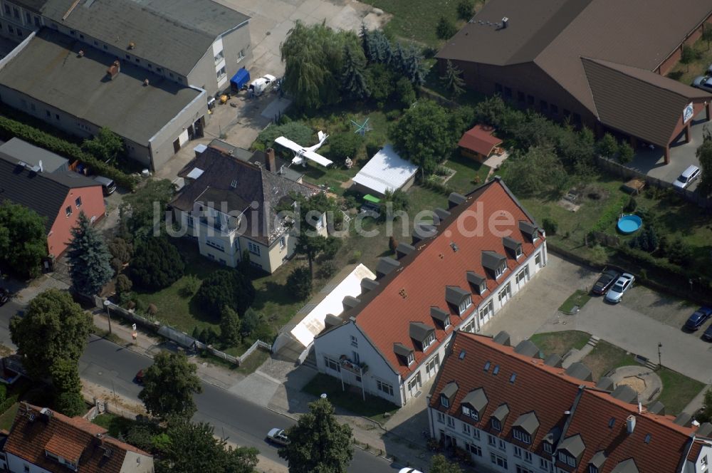 Luftbild Berlin - Flugzeug im Wohngebiets- und Gewerbeflächen im Ortsteil Wartenberg in Berlin, Deutschland