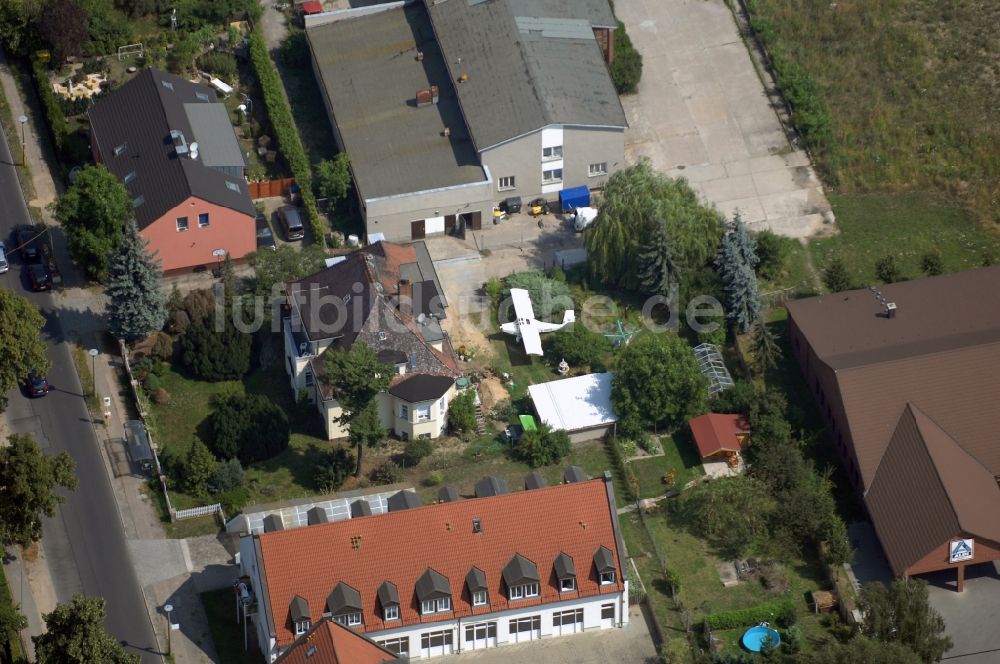 Luftaufnahme Berlin - Flugzeug im Wohngebiets- und Gewerbeflächen im Ortsteil Wartenberg in Berlin, Deutschland