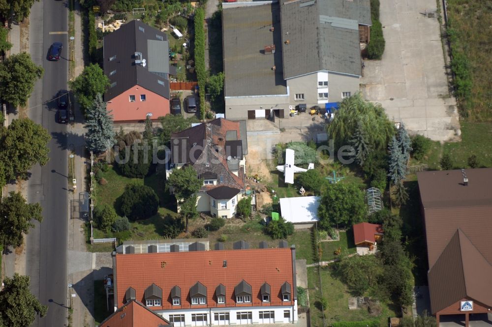 Berlin von oben - Flugzeug im Wohngebiets- und Gewerbeflächen im Ortsteil Wartenberg in Berlin, Deutschland