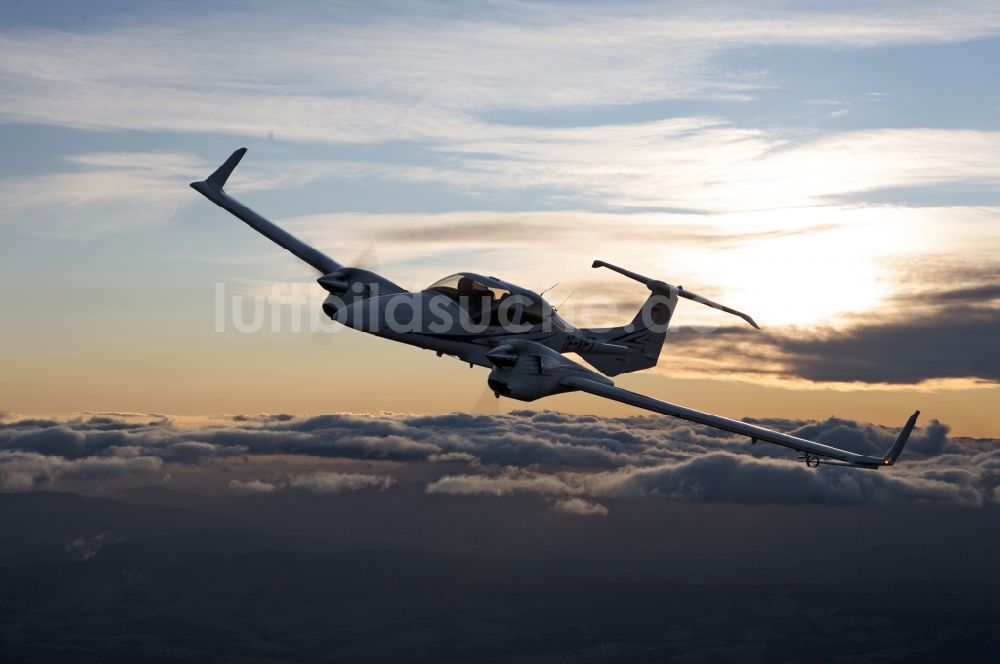 Luftaufnahme Wiener Neustadt - FlugzeugDiamond DA42 NG OE-VFT im Fluge über dem Luftraum in Wiener Neustadt in Österreich