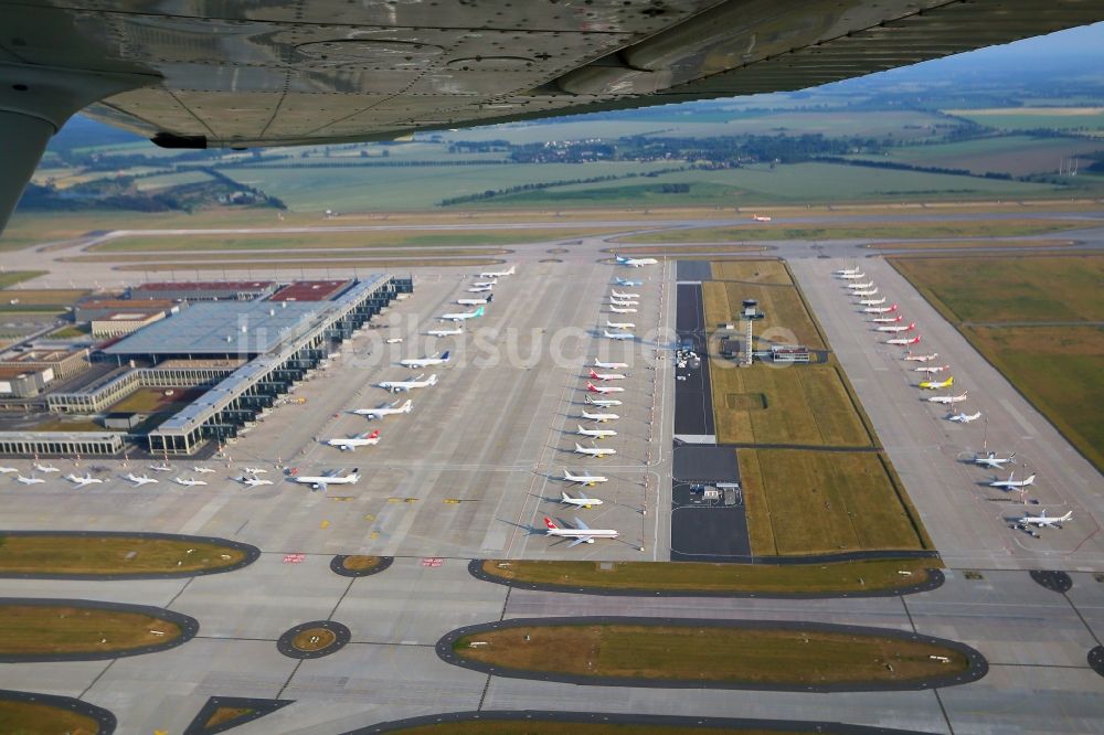 Schönefeld von oben - Flugzeuge am BER zur Champions League in Schönefeld im Bundesland Brandenburg