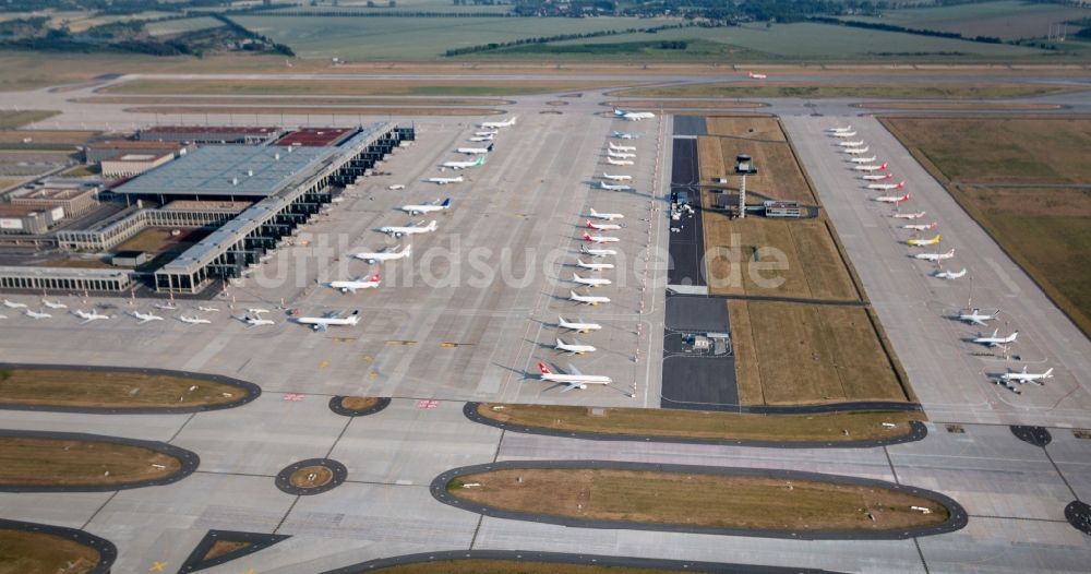 Luftaufnahme Schönefeld - Flugzeuge am BER zur Champions League in Schönefeld im Bundesland Brandenburg