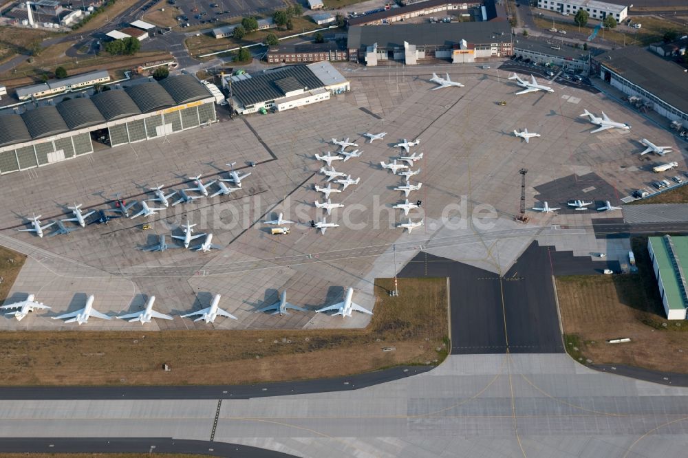 Schönefeld von oben - Flugzeuge am BER zur Champions League in Schönefeld im Bundesland Brandenburg