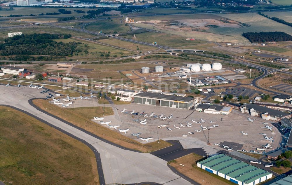 Schönefeld aus der Vogelperspektive: Flugzeuge am BER zur Champions League in Schönefeld im Bundesland Brandenburg