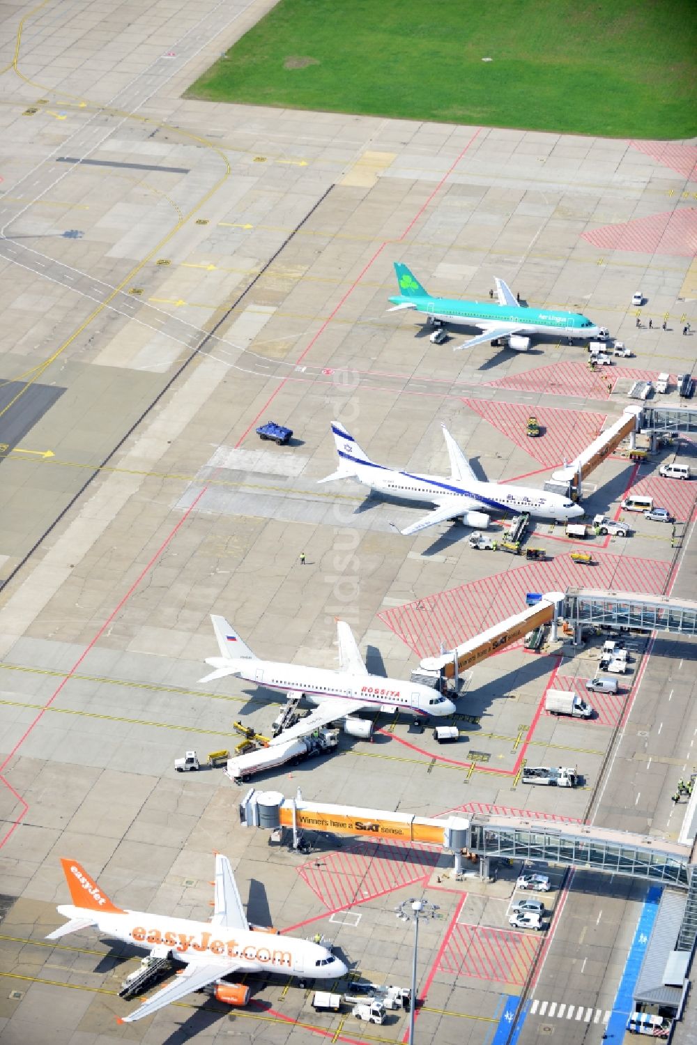 Luftbild Schönefeld - Flugzeuge am Passagier- Terminal des Flughafens Berlin - Schönefeld