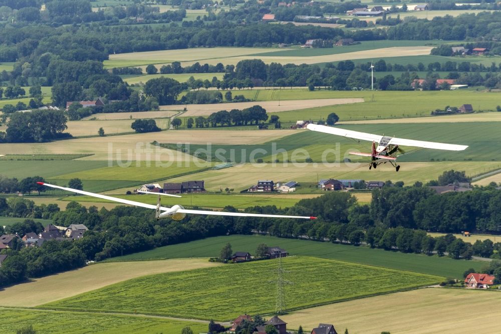 Hamm von oben - Flugzeugschleppverband mit einer Aeronca Champion 7GCB D-ECVY als Schleppflugzeug und einem Leistungs-Einsitzer Segelflugzeug DG 300 über Hamm im Bundesland Nordrhein-Westfalen NRW