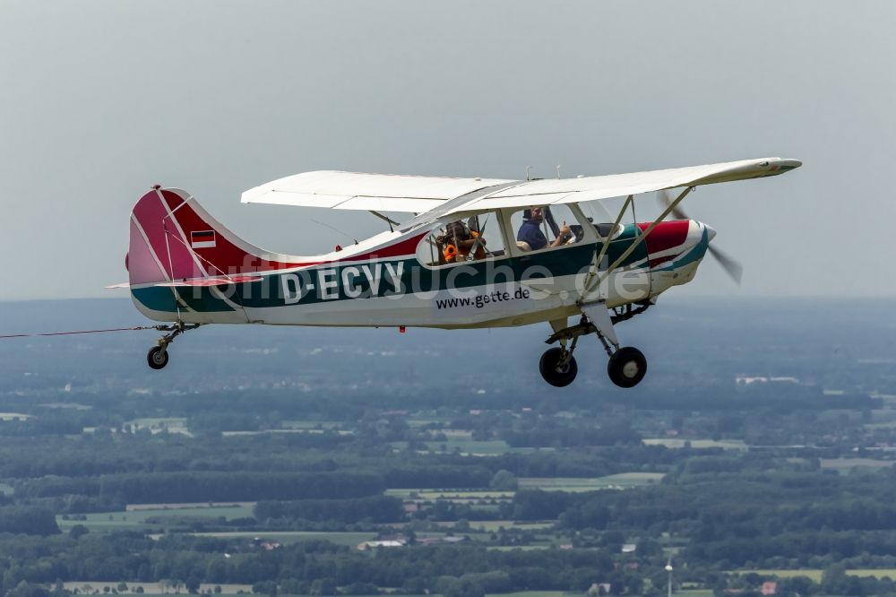 Luftaufnahme Hamm - Flugzeugschleppverband mit einer Aeronca Champion 7GCB D-ECVY als Schleppflugzeug und einem Leistungs-Einsitzer Segelflugzeug DG 300 über Hamm im Bundesland Nordrhein-Westfalen NRW