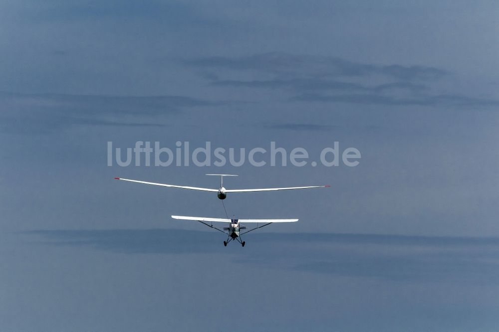 Hamm aus der Vogelperspektive: Flugzeugschleppverband mit einer Aeronca Champion 7GCB D-ECVY als Schleppflugzeug und einem Leistungs-Einsitzer Segelflugzeug DG 300 über Hamm im Bundesland Nordrhein-Westfalen NRW