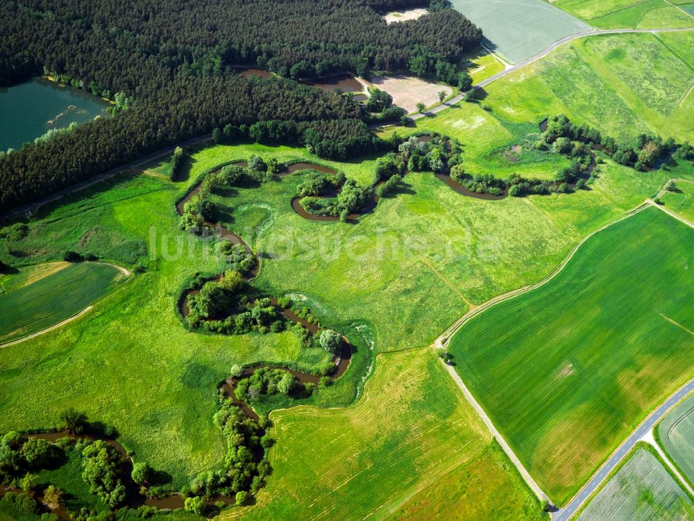 Neustadt aus der Vogelperspektive: Fluss Aisch und sein Verlauf in Neustadt im Bundesland Bayern