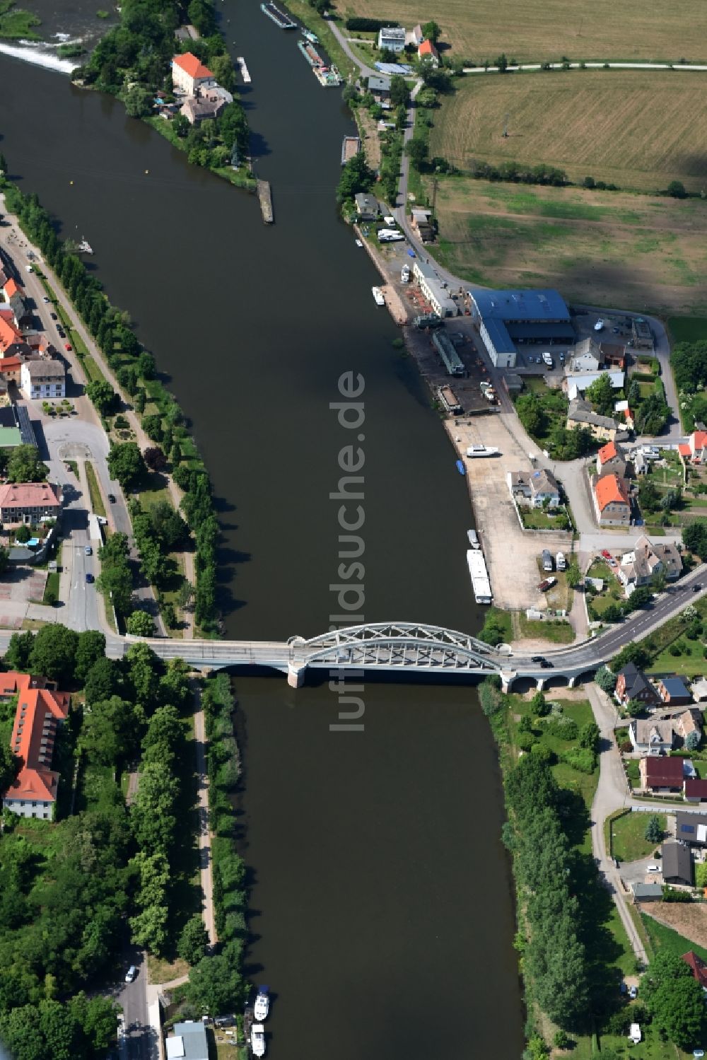 Alsleben (Saale) von oben - Fluß - Brückenbauwerk der L85 in Alsleben (Saale) im Bundesland Sachsen-Anhalt