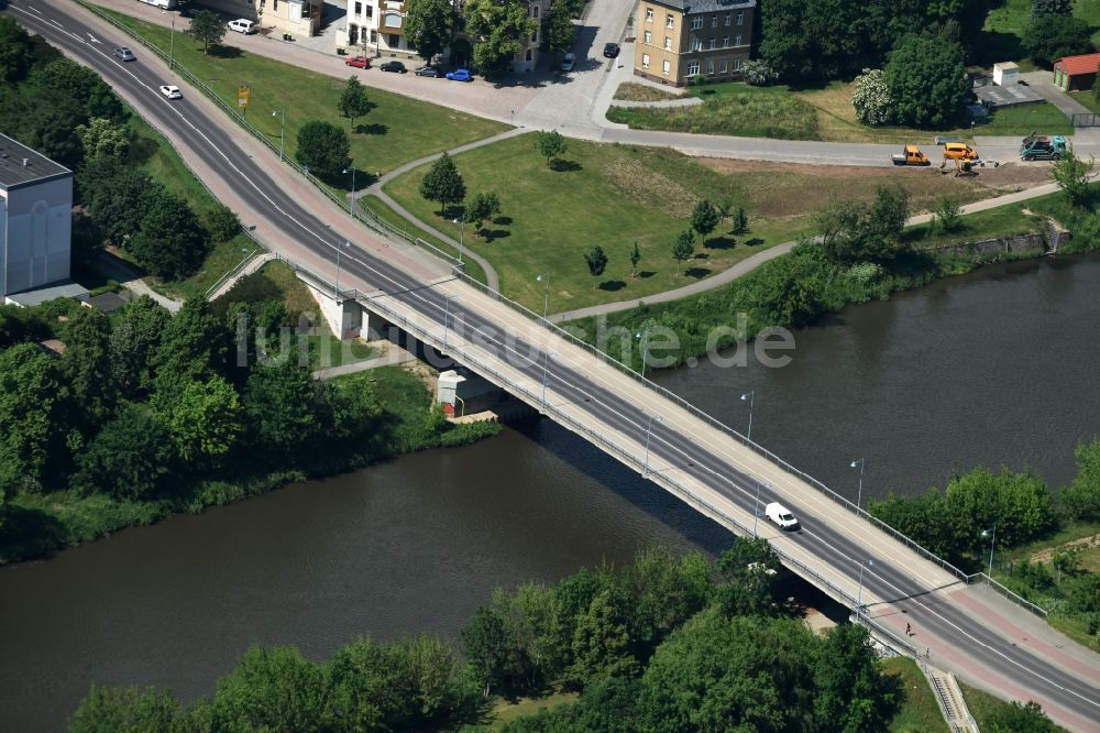 Luftaufnahme Bernburg (Saale) - Fluß - Brückenbauwerk der Annenbrücke in Bernburg (Saale) im Bundesland Sachsen-Anhalt