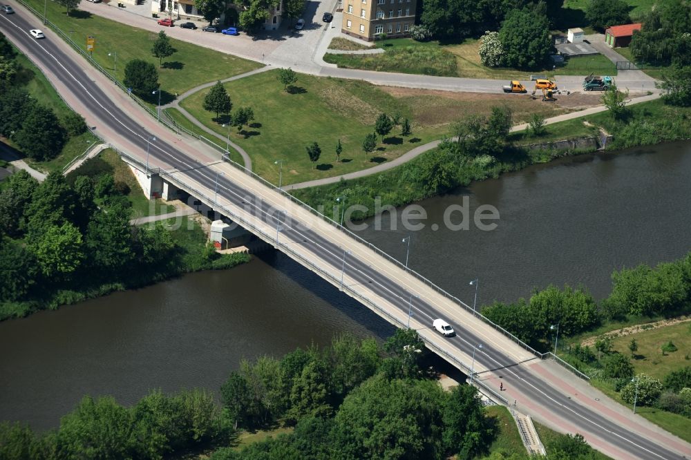 Bernburg (Saale) von oben - Fluß - Brückenbauwerk der Annenbrücke in Bernburg (Saale) im Bundesland Sachsen-Anhalt