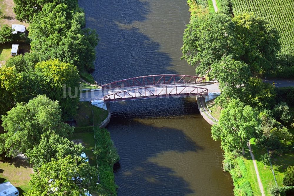 Basedow von oben - Fluß - Brückenbauwerk in Basedow im Bundesland Schleswig-Holstein, Deutschland