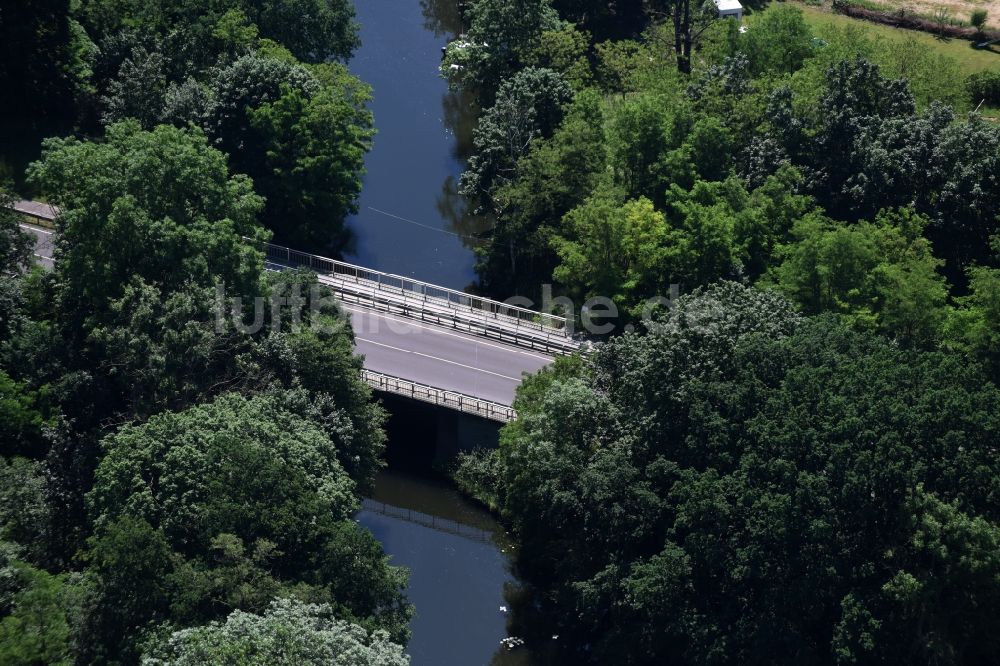 Dunkelforth von oben - Fluß - Brückenbauwerk über den Altkanal in Dunkelforth im Bundesland Sachsen-Anhalt