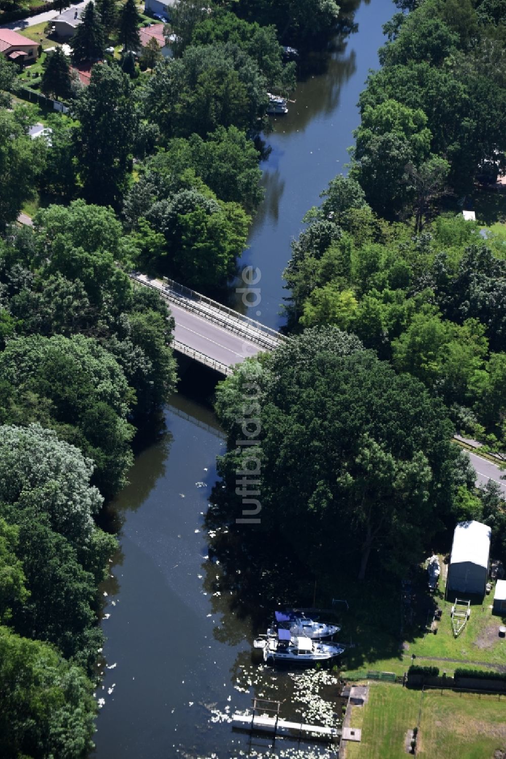 Dunkelforth aus der Vogelperspektive: Fluß - Brückenbauwerk über den Altkanal in Dunkelforth im Bundesland Sachsen-Anhalt