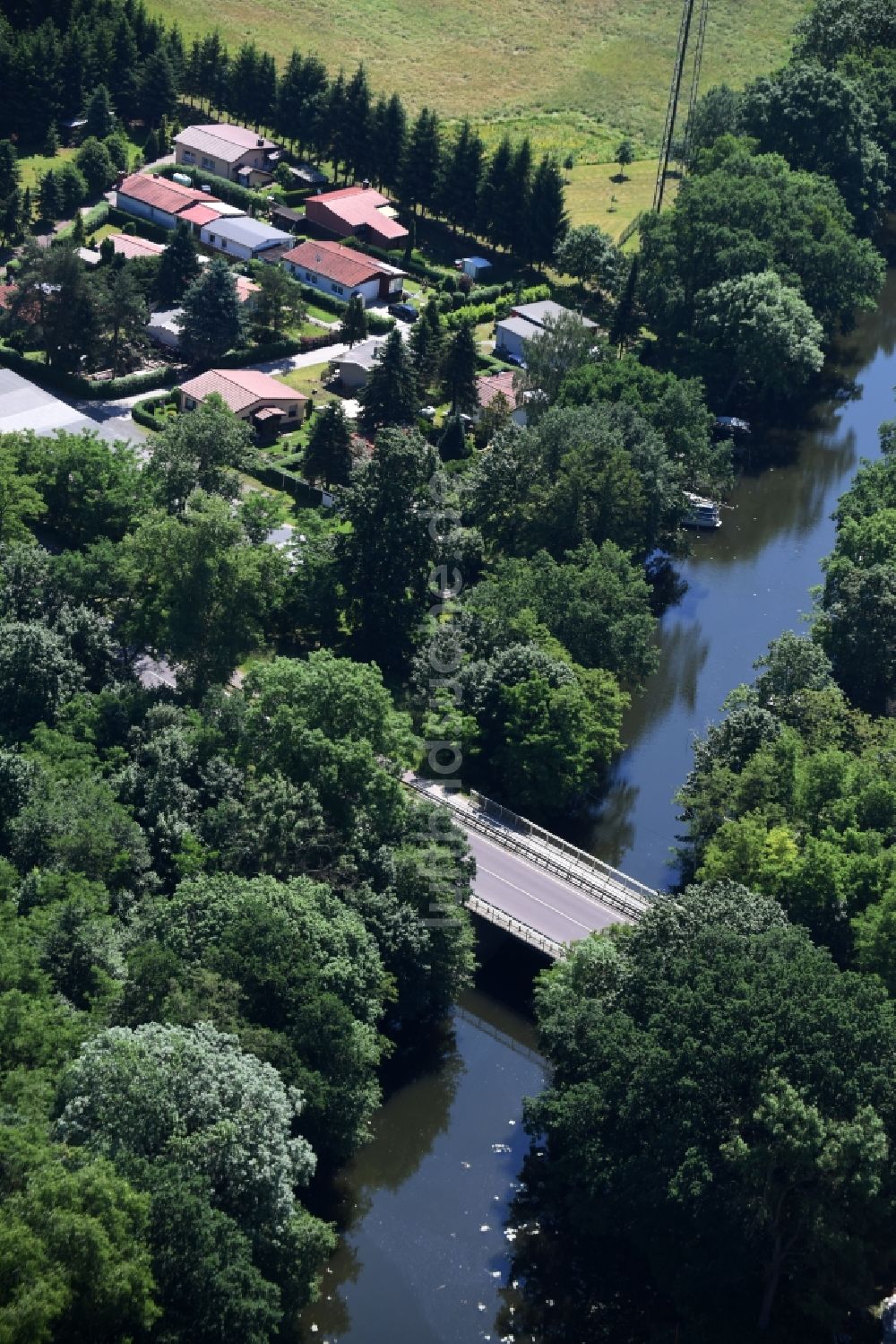 Luftbild Dunkelforth - Fluß - Brückenbauwerk über den Altkanal in Dunkelforth im Bundesland Sachsen-Anhalt