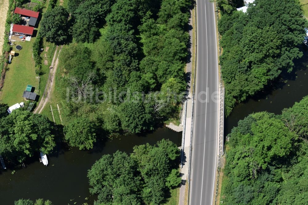 Luftaufnahme Dunkelforth - Fluß - Brückenbauwerk über den Altkanal in Dunkelforth im Bundesland Sachsen-Anhalt