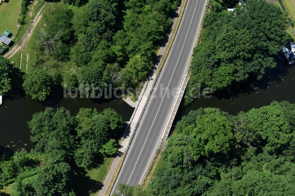 Dunkelforth von oben - Fluß - Brückenbauwerk über den Altkanal in Dunkelforth im Bundesland Sachsen-Anhalt