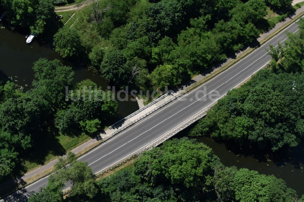 Dunkelforth aus der Vogelperspektive: Fluß - Brückenbauwerk über den Altkanal in Dunkelforth im Bundesland Sachsen-Anhalt