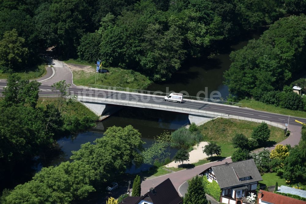 Luftbild Roßdorf - Fluß - Brückenbauwerk über den Altkanal in Roßdorf im Bundesland Sachsen-Anhalt