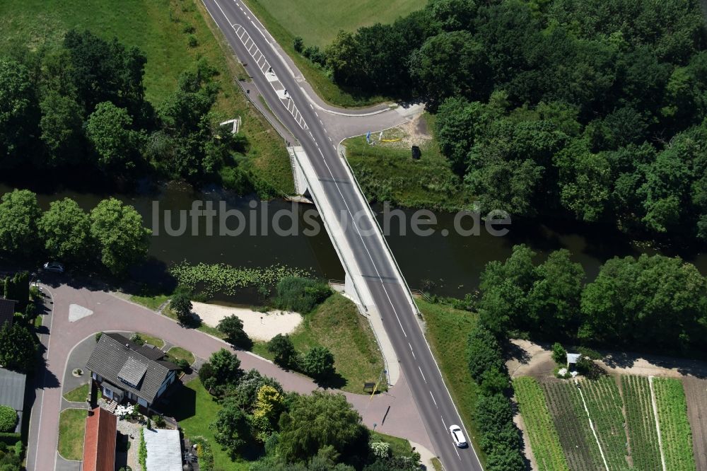 Luftaufnahme Roßdorf - Fluß - Brückenbauwerk über den Altkanal in Roßdorf im Bundesland Sachsen-Anhalt