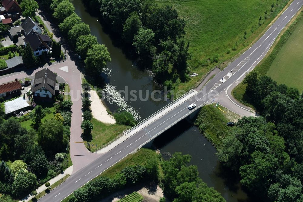 Roßdorf von oben - Fluß - Brückenbauwerk über den Altkanal in Roßdorf im Bundesland Sachsen-Anhalt