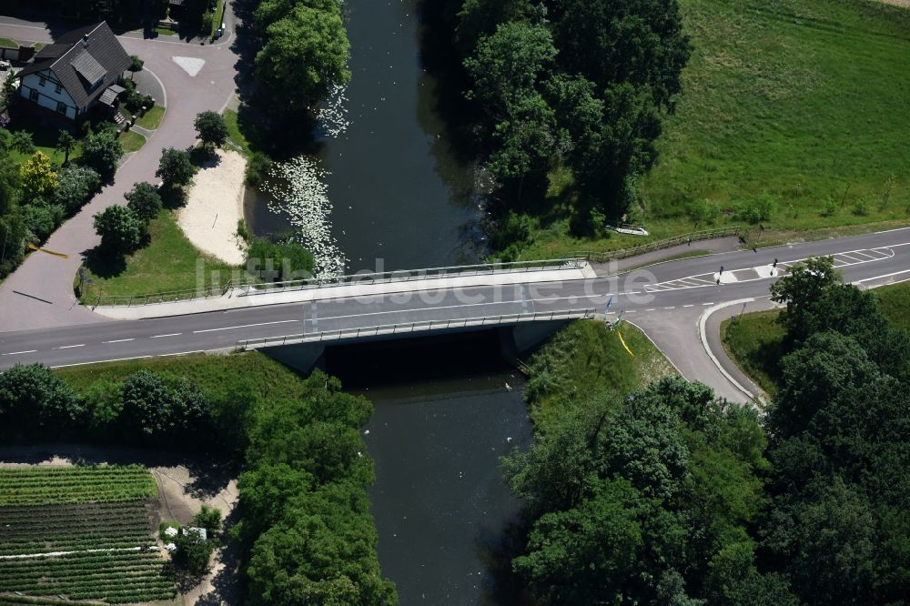 Roßdorf aus der Vogelperspektive: Fluß - Brückenbauwerk über den Altkanal in Roßdorf im Bundesland Sachsen-Anhalt