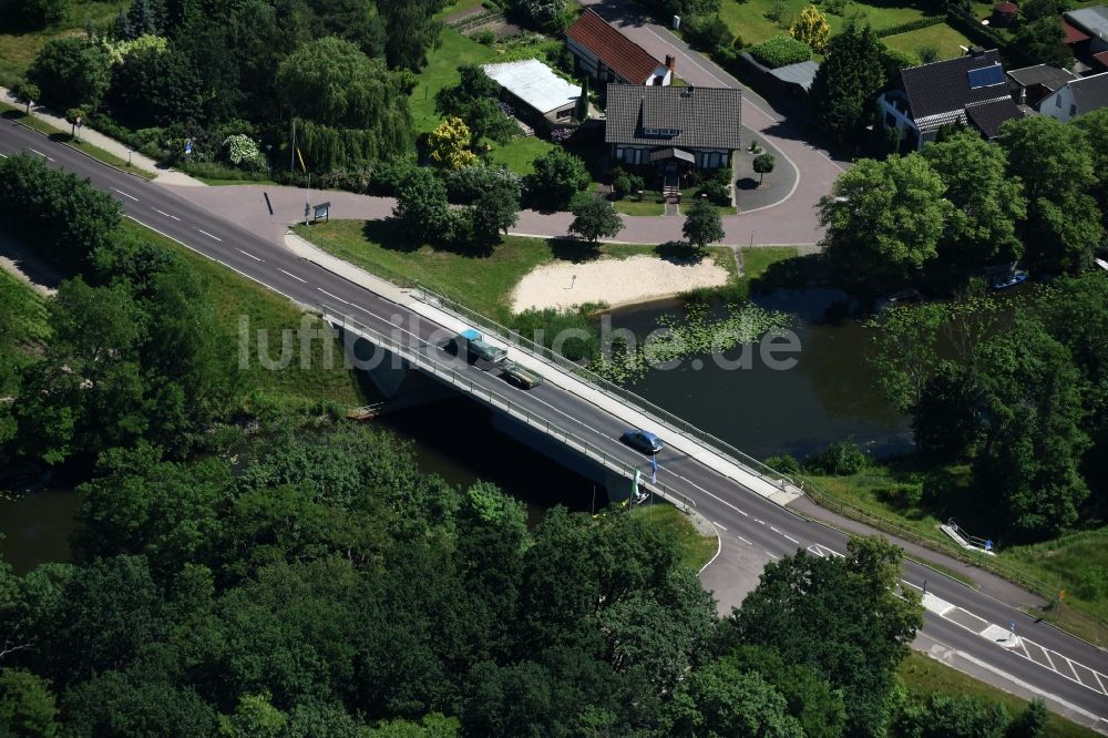 Luftbild Roßdorf - Fluß - Brückenbauwerk über den Altkanal in Roßdorf im Bundesland Sachsen-Anhalt