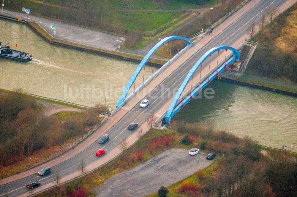 Bergkamen von oben - Fluß - Brückenbauwerk über den Datteln-Hamm-Kanal im Ortsteil Rünthe in Bergkamen im Bundesland Nordrhein-Westfalen, Deutschland