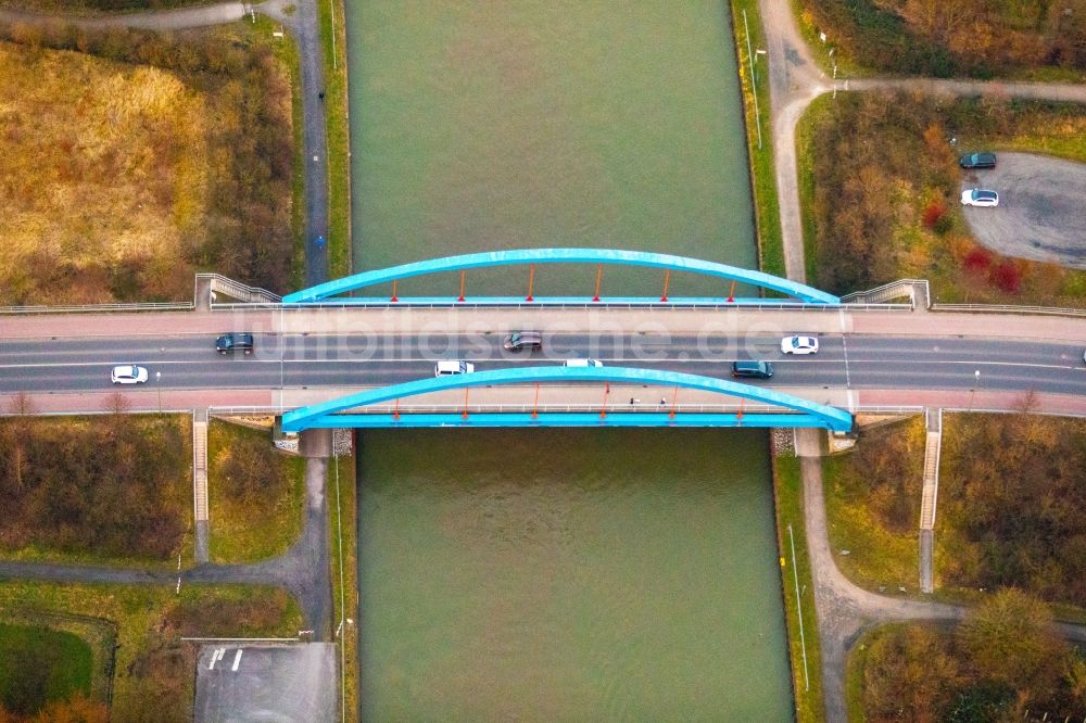 Luftaufnahme Bergkamen - Fluß - Brückenbauwerk über den Datteln-Hamm-Kanal im Ortsteil Rünthe in Bergkamen im Bundesland Nordrhein-Westfalen, Deutschland