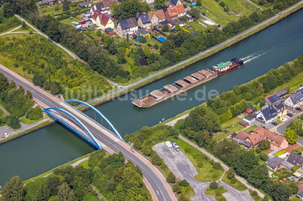 Bergkamen von oben - Fluß - Brückenbauwerk über den Datteln-Hamm-Kanal im Ortsteil Rünthe in Bergkamen im Bundesland Nordrhein-Westfalen, Deutschland