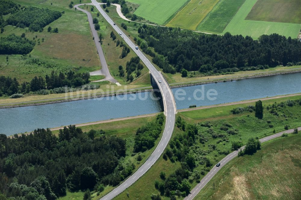 Hohenwarthe von oben - Fluß - Brückenbauwerk über den Elbe-Havel-Kanal bei Hohenwarthe in Bundesland Sachsen-Anhalt