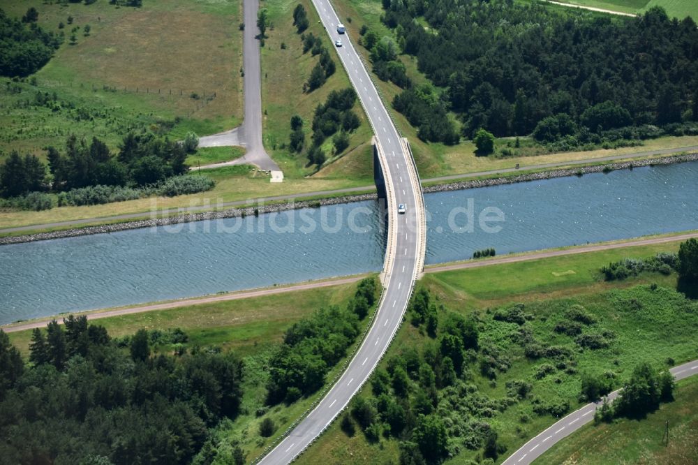 Hohenwarthe aus der Vogelperspektive: Fluß - Brückenbauwerk über den Elbe-Havel-Kanal bei Hohenwarthe in Bundesland Sachsen-Anhalt