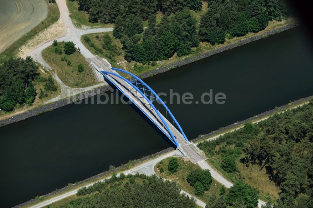 Burg von oben - Fluß - Brückenbauwerk über den Elbe-Havel-Kanal in Burg im Bundesland Sachsen-Anhalt