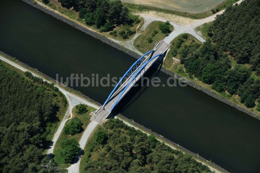 Burg aus der Vogelperspektive: Fluß - Brückenbauwerk über den Elbe-Havel-Kanal in Burg im Bundesland Sachsen-Anhalt