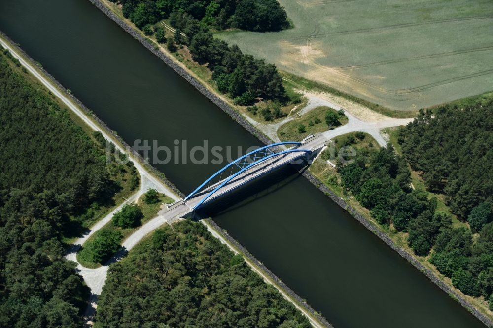 Luftbild Burg - Fluß - Brückenbauwerk über den Elbe-Havel-Kanal in Burg im Bundesland Sachsen-Anhalt