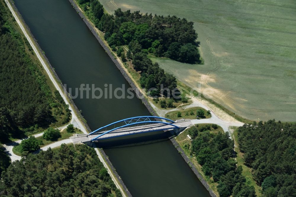 Luftaufnahme Burg - Fluß - Brückenbauwerk über den Elbe-Havel-Kanal in Burg im Bundesland Sachsen-Anhalt