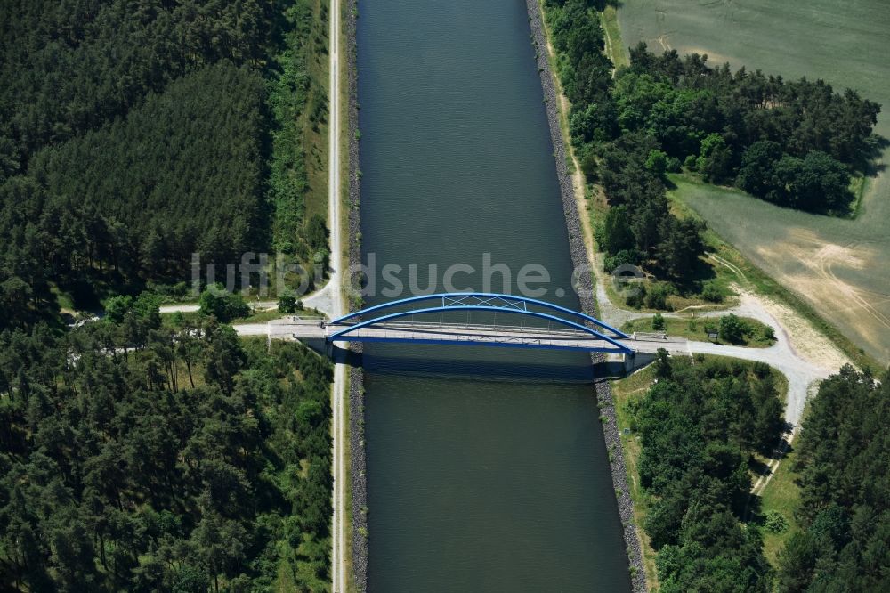 Burg von oben - Fluß - Brückenbauwerk über den Elbe-Havel-Kanal in Burg im Bundesland Sachsen-Anhalt