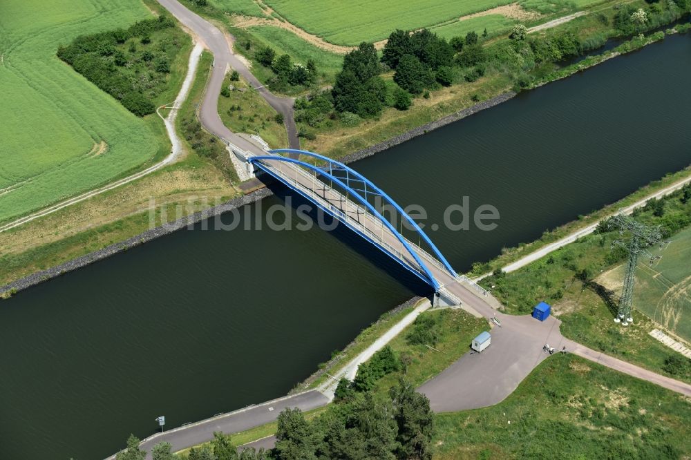 Burg von oben - Fluß - Brückenbauwerk über den Elbe-Havel-Kanal in Burg im Bundesland Sachsen-Anhalt