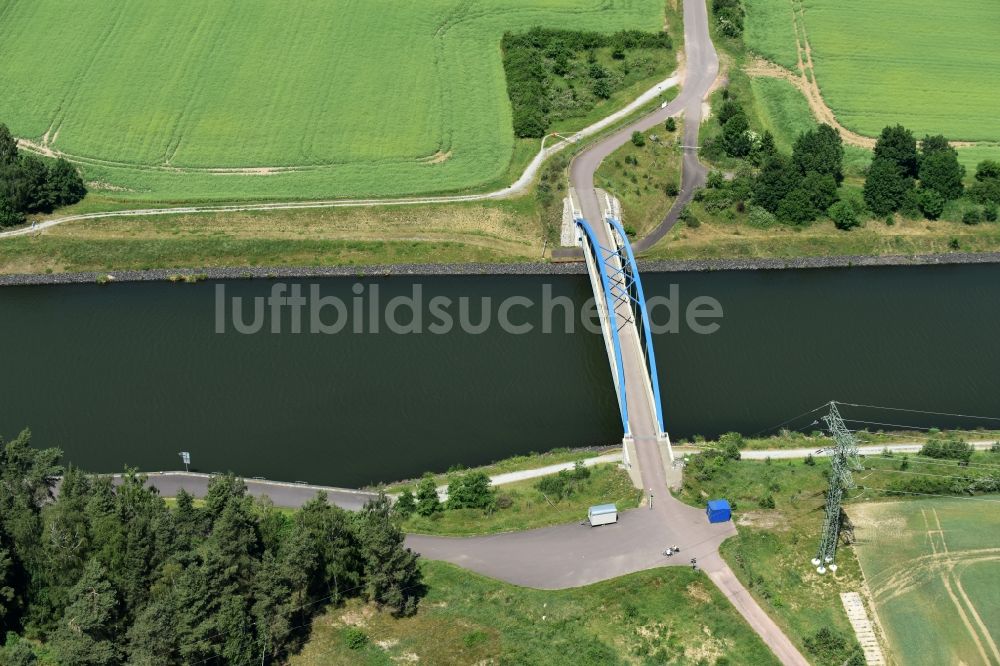 Burg aus der Vogelperspektive: Fluß - Brückenbauwerk über den Elbe-Havel-Kanal in Burg im Bundesland Sachsen-Anhalt