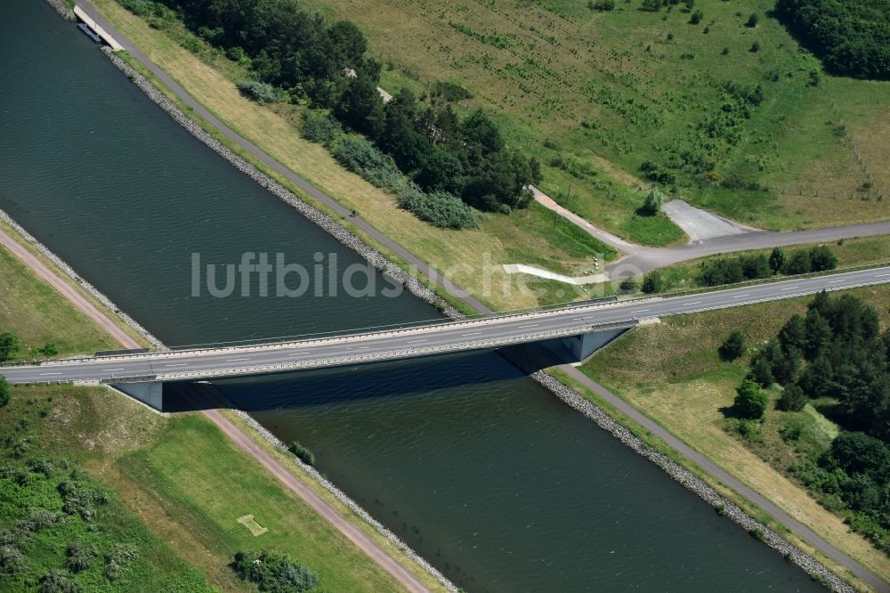 Hohenwarthe von oben - Fluß - Brückenbauwerk über den Elbe-Havel-Kanal in Hohenwarthe im Bundesland Sachsen-Anhalt