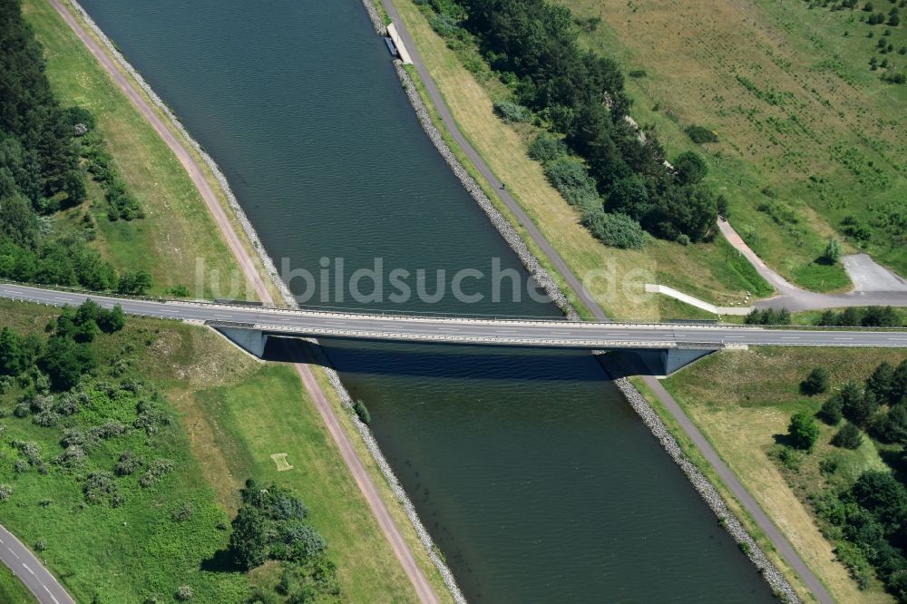 Hohenwarthe aus der Vogelperspektive: Fluß - Brückenbauwerk über den Elbe-Havel-Kanal in Hohenwarthe im Bundesland Sachsen-Anhalt