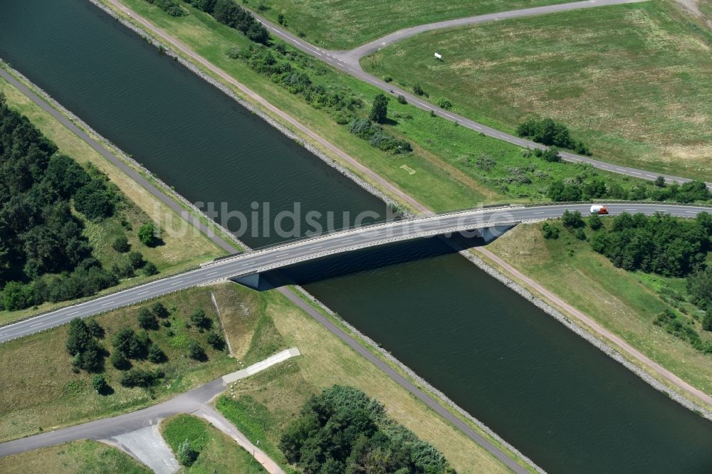 Hohenwarthe aus der Vogelperspektive: Fluß - Brückenbauwerk über den Elbe-Havel-Kanal in Hohenwarthe im Bundesland Sachsen-Anhalt