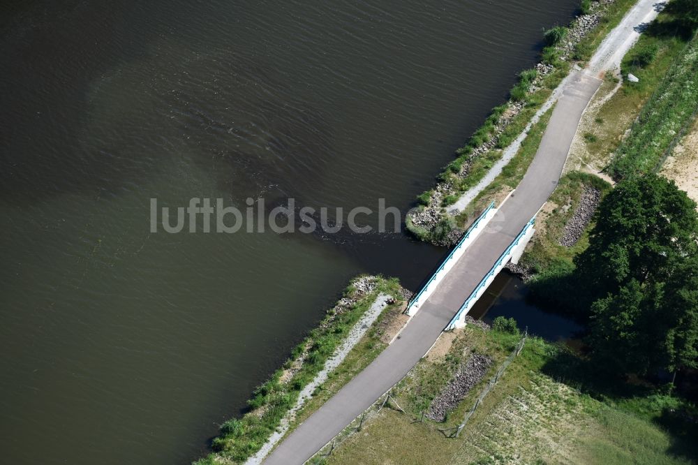 Genthin aus der Vogelperspektive: Fluss - Brückenbauwerk über den Fluss Haupvorfluter in Genthin im Bundesland Sachsen-Anhalt