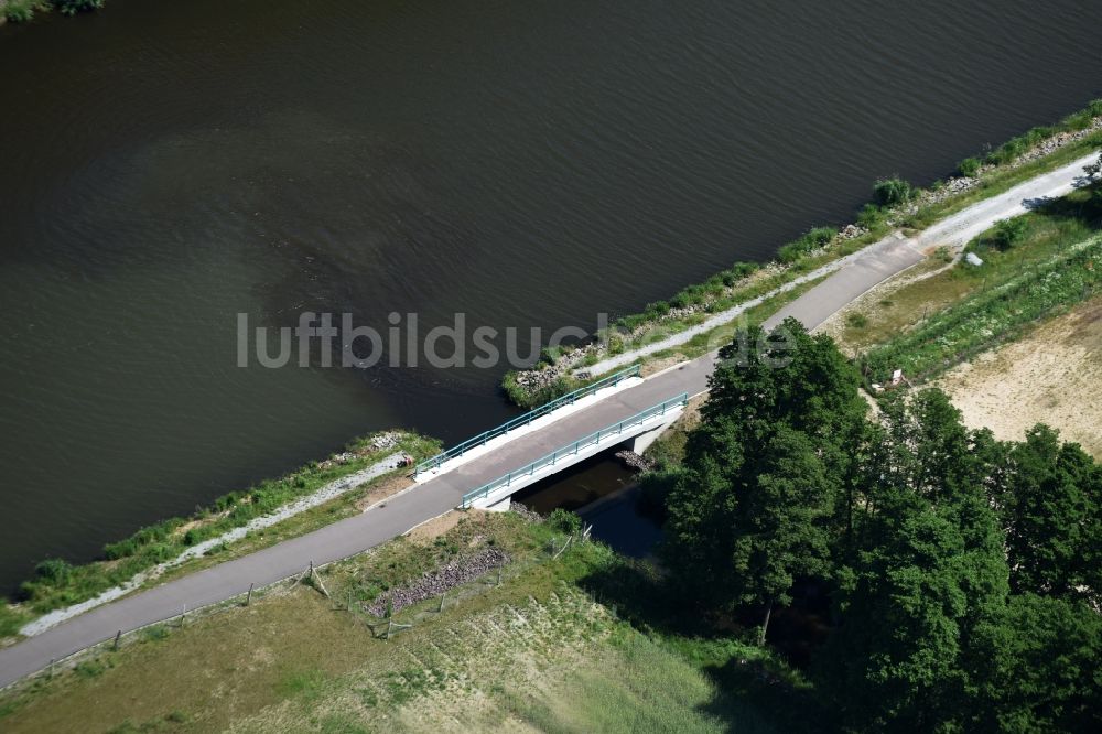 Luftbild Genthin - Fluss - Brückenbauwerk über den Fluss Haupvorfluter in Genthin im Bundesland Sachsen-Anhalt