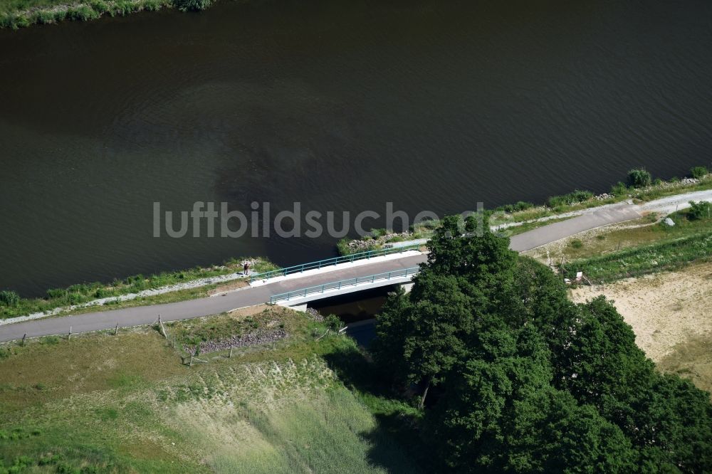 Luftaufnahme Genthin - Fluss - Brückenbauwerk über den Fluss Haupvorfluter in Genthin im Bundesland Sachsen-Anhalt