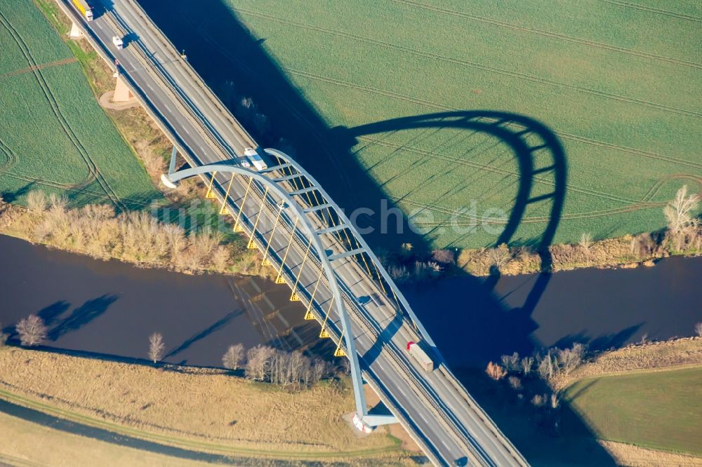 Plötzkau von oben - Fluß - Brückenbauwerk der A14 über den Fluß Saale in Plötzkau im Bundesland Sachsen-Anhalt